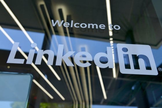 Le logo LinkedIn sur une vitrine