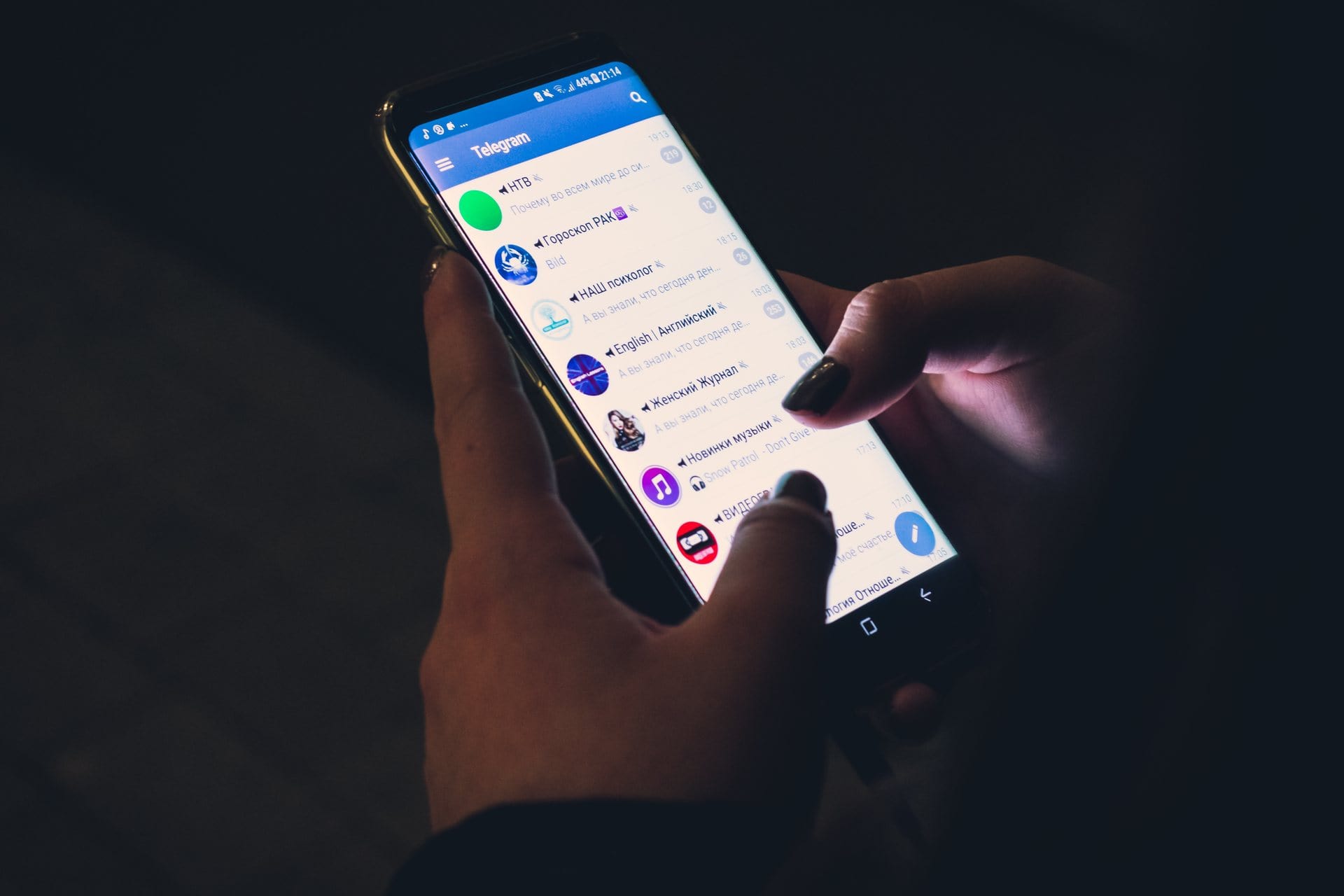 Une personne qui envoie un SMS de prospection 