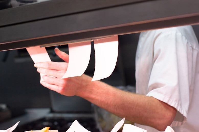 Un client qui hésite à signer un bon pour accord