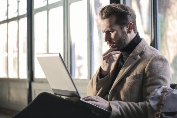 Un commercial qui consulte sa CRM