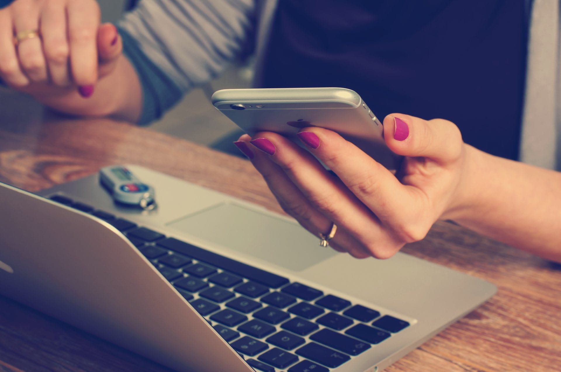 Une commerciale présente sur les réseaux sociaux