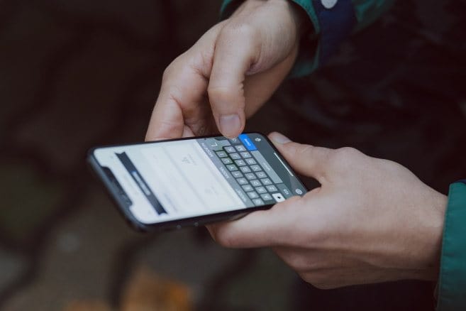 Une commerciale B2B qui passe un appel téléphonique