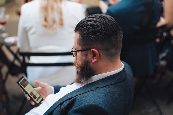 Un acheteur qui consulte les réseaux sociaux d'un commercial