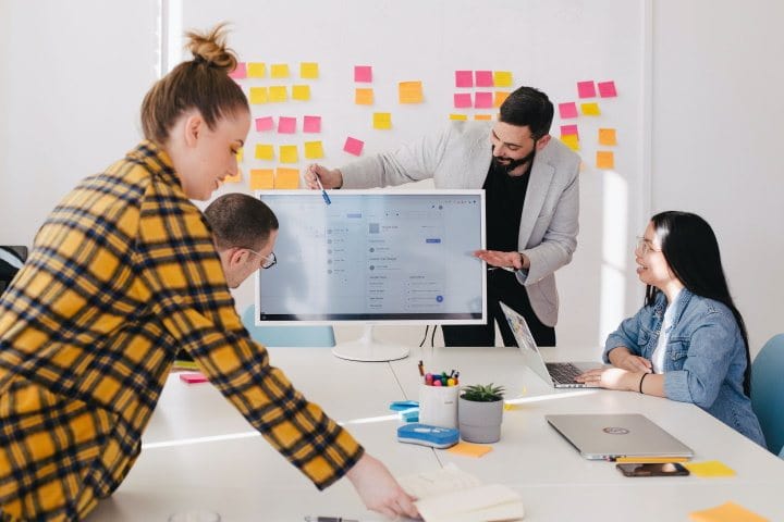 Un commercial qui réussit une présentation de vente en B2B