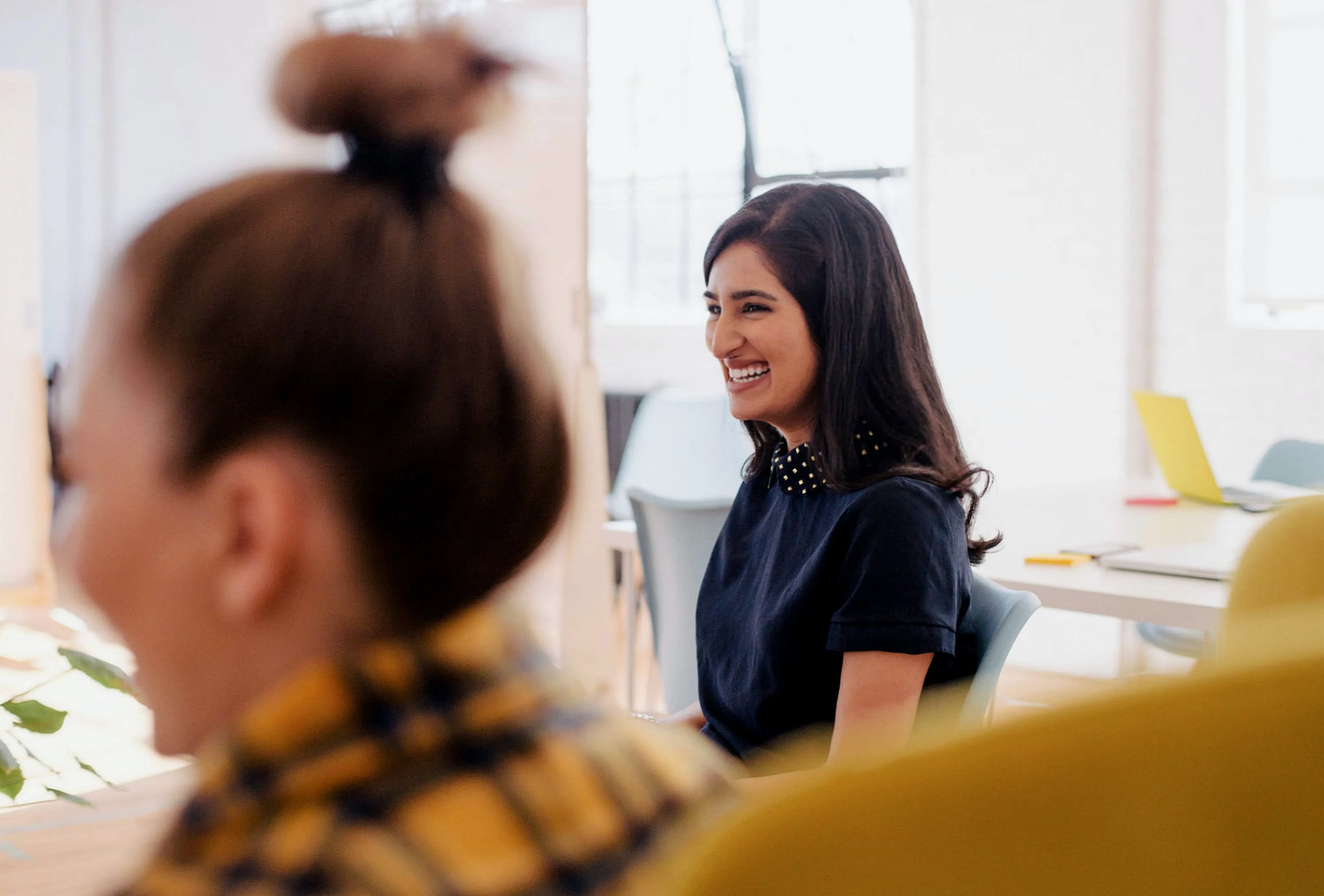 Un groupe de clients professionnels qui discutent sur un éventuel bon pour accord