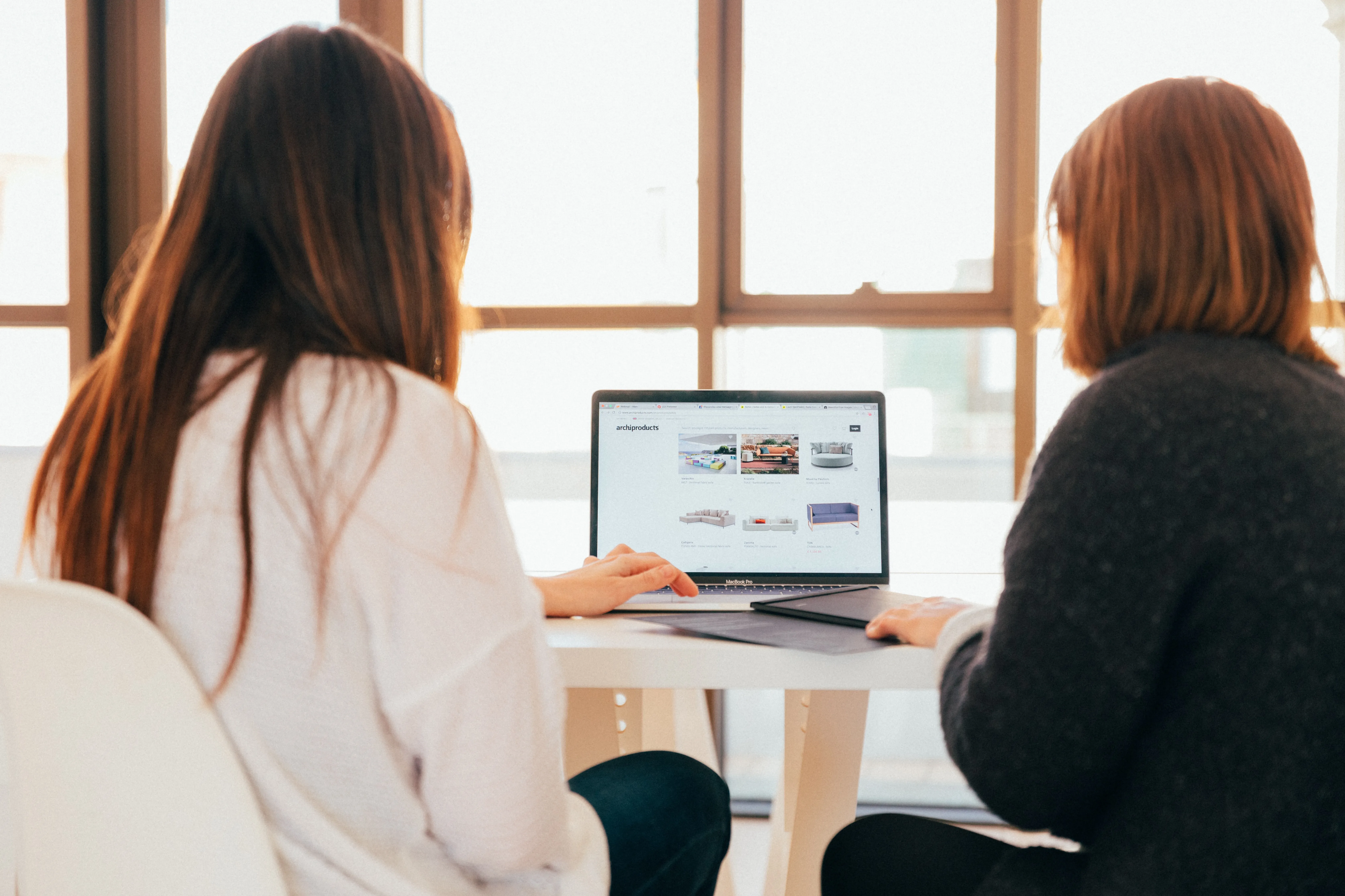 Une commerciale terrain qui tente de finaliser un deal