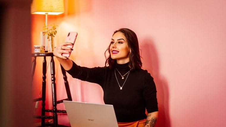Une commerciale qui poste sur les réseaux sociaux