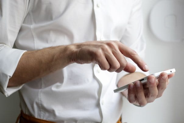 Un commercial B2B qui tapote sur son téléphone