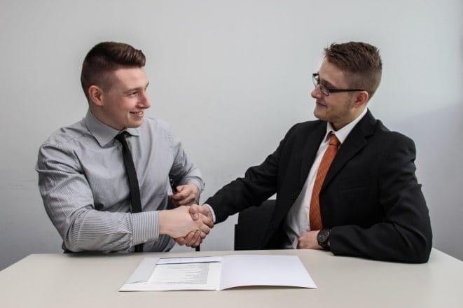 Un commercial B2B qui serre la main d'un client