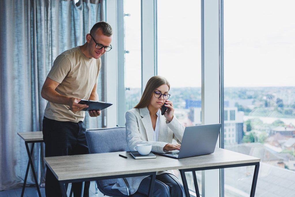 Un commercial BTP et sa collègue qui s'entraînent au calling à froid