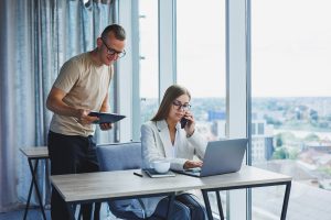 Un commercial BTP et sa collègue qui s'entraînent au calling à froid
