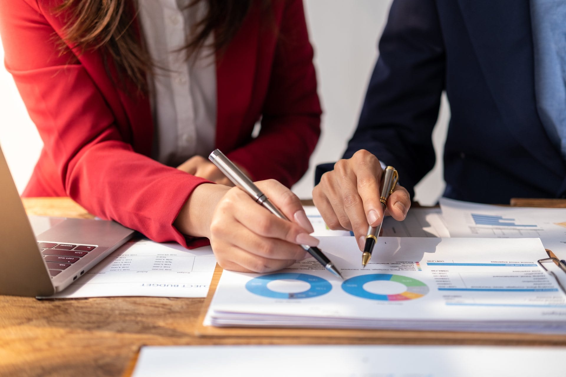 Un client sur le point de signer un bon pour accord