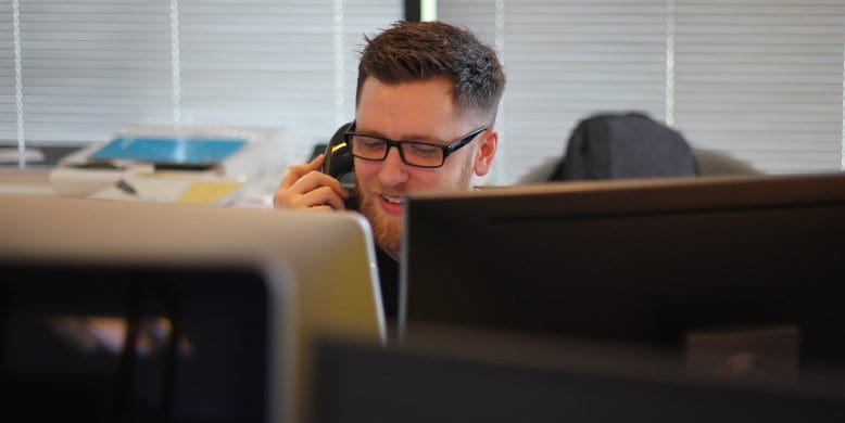 Un commercial B2B qui traite par téléphone