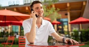 Blog IA et vente B2B de Team Link 9 Un commercial B2B au téléphone