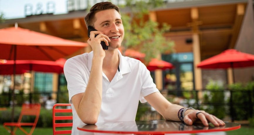 Un commercial B2B au téléphone