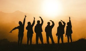 Des commerciaux qui fêtent leur année réussie