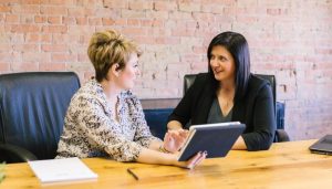 Une commerciale B2B en entretien de vente