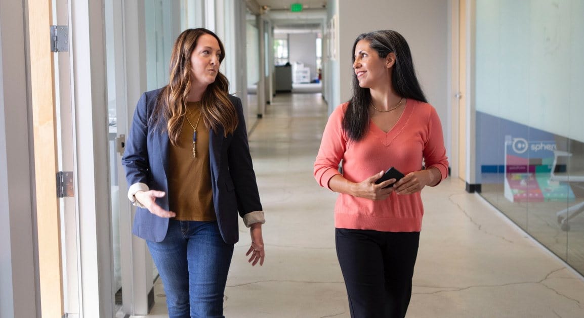 Une commerciale qui cherche à comprendre la psychologie d'un client B2B