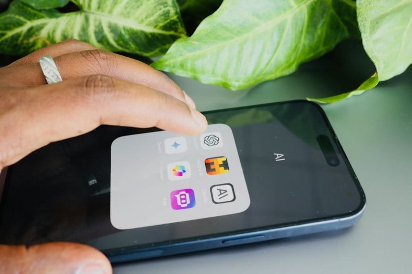 Une RH qui travaille sur Microsoft après une formation Copilot 365